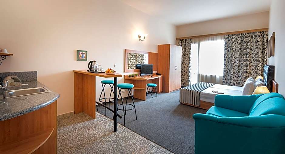 Lotus Family Hotel - Free Parking