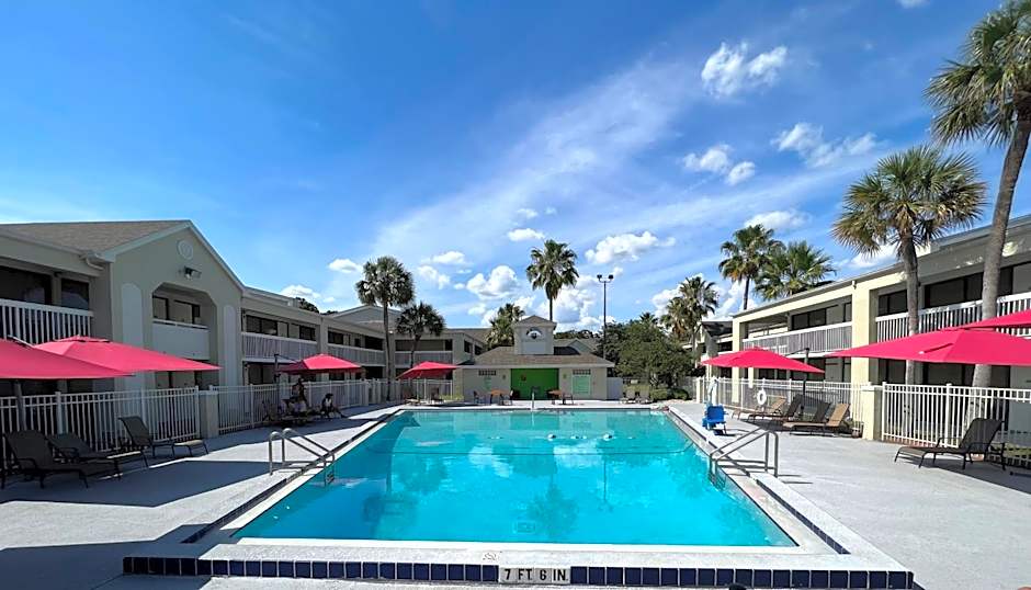 Disney 12 minutes for family, Pool and parking FREE