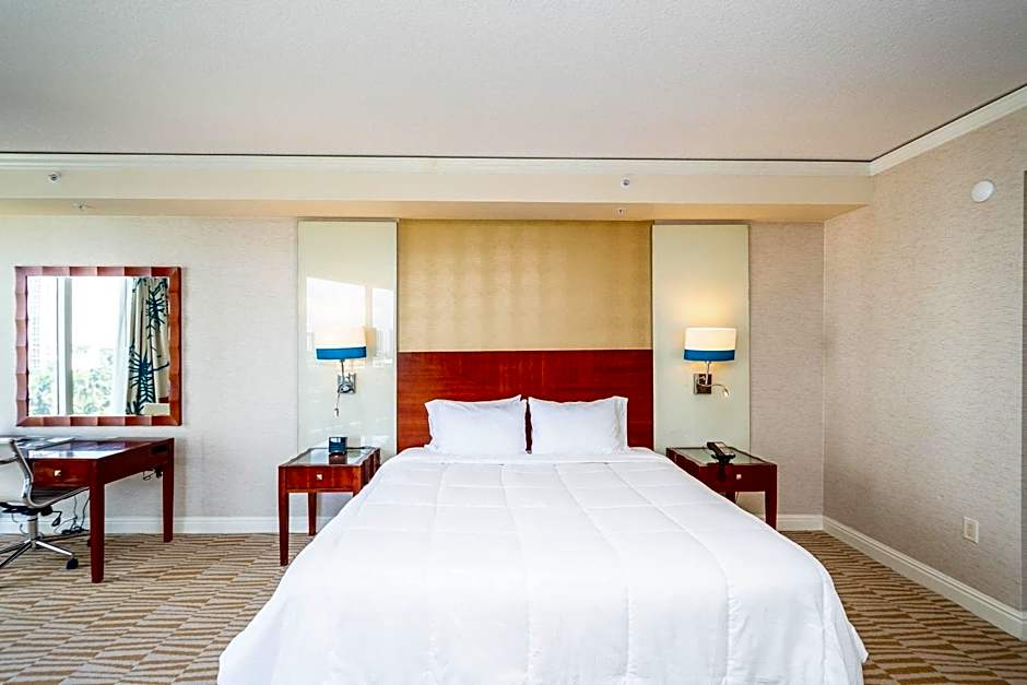 TRUMP INTL 2 BEDROOM APARTMENT 1600 Sqf Ocean and Bay View