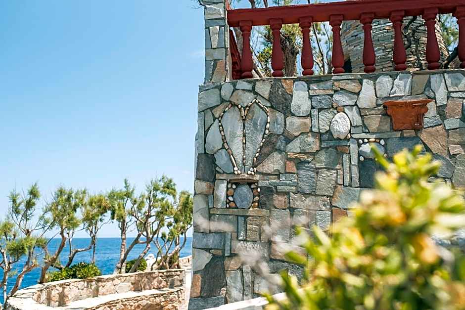 Cavos Bay Hotel & Studios