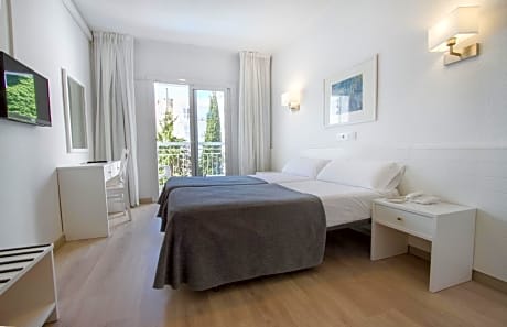 Family Room (2 Adults + 2 Children)