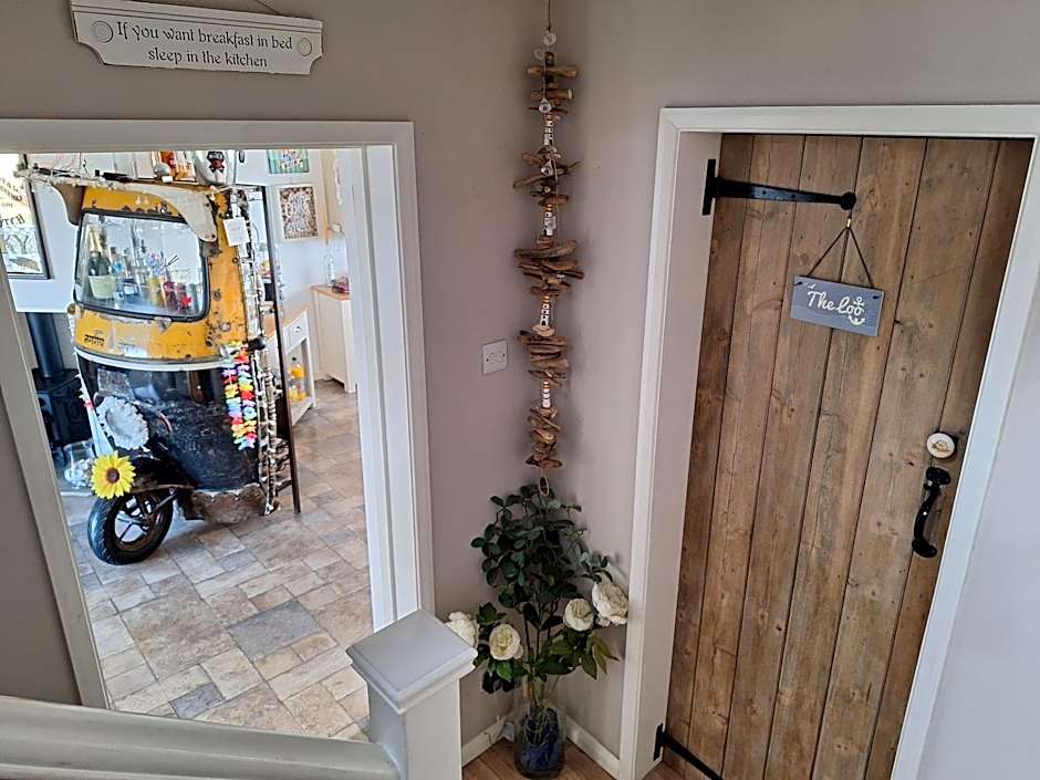 By the sea, home from home sleeps 6