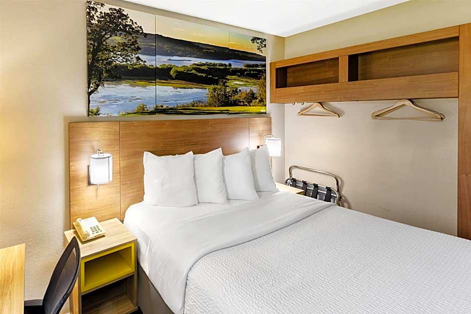 Days Inn by Wyndham Winona