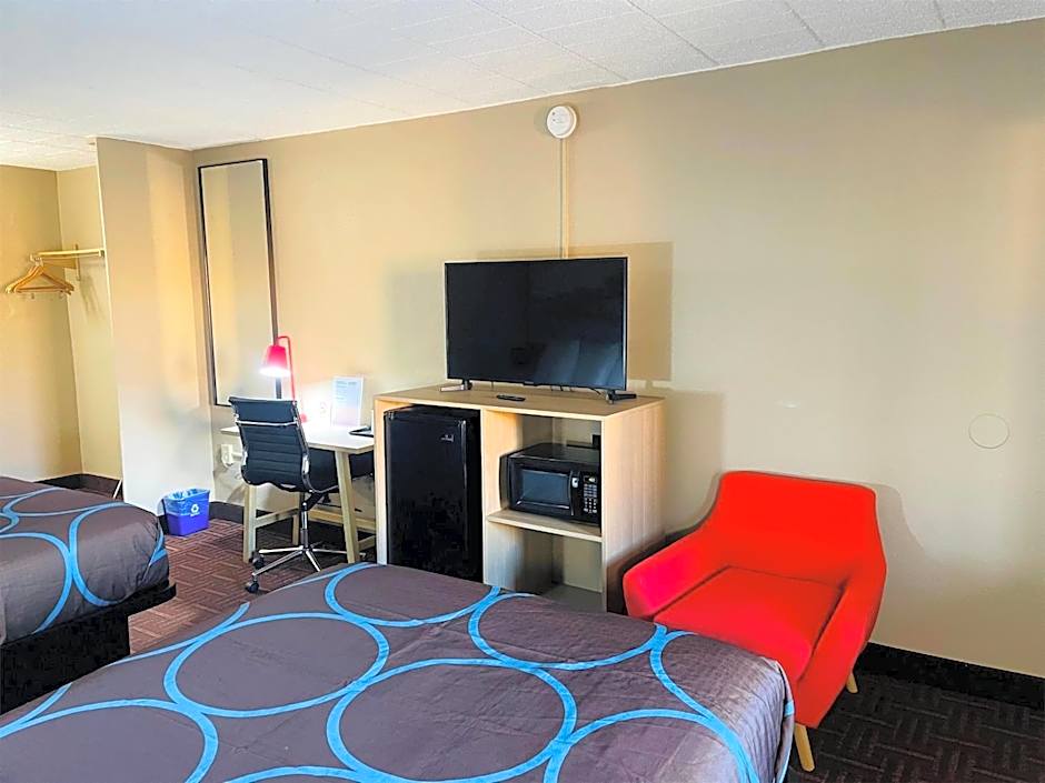 Super 8 by Wyndham Gloucester