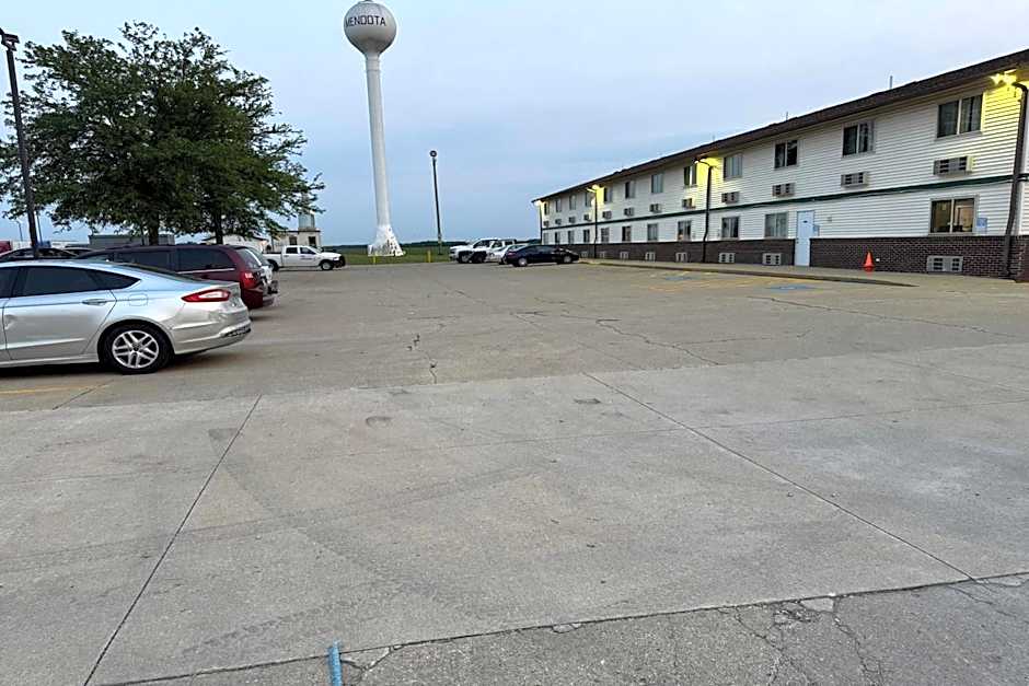 Super 8 by Wyndham Mendota I-39
