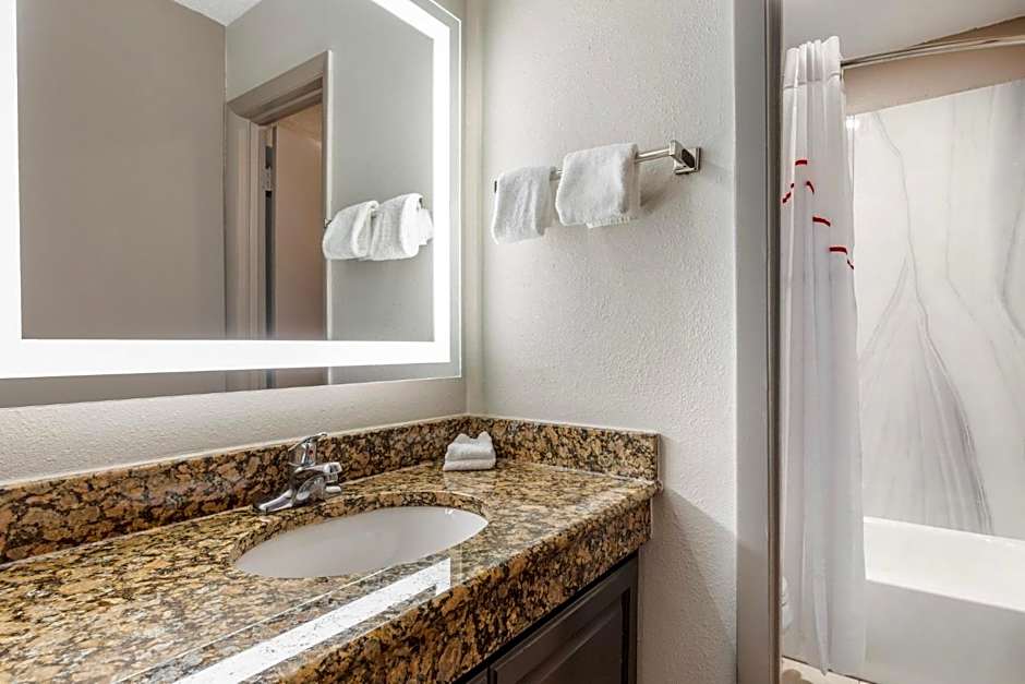 Red Roof Inn & Suites Newport News