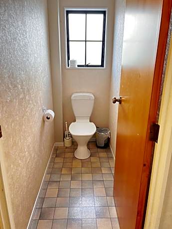 Large upstairs one bedroom unit with Bath