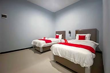 Syariah Near T2 Juanda Airport 2 by Reddoorz – Surabaja, IL
