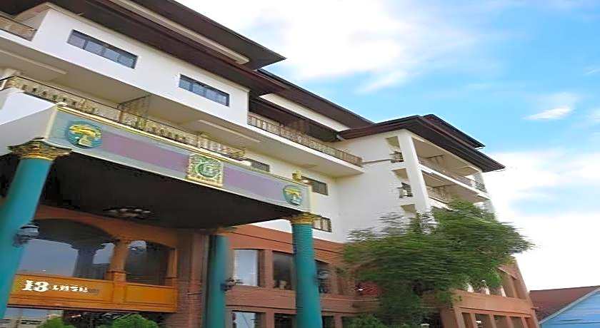 OYO 75466 13 Coins Bang Yai Hotel