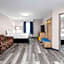 Days Inn & Suites by Wyndham Sellersburg