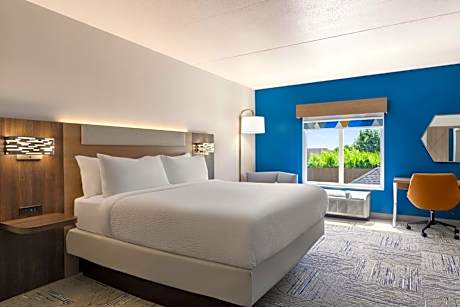 King Room - Hearing Accessible - Roll-in Shower