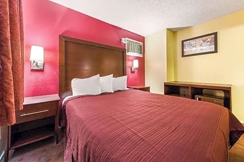 Photo 1 of 2 of Queen Room