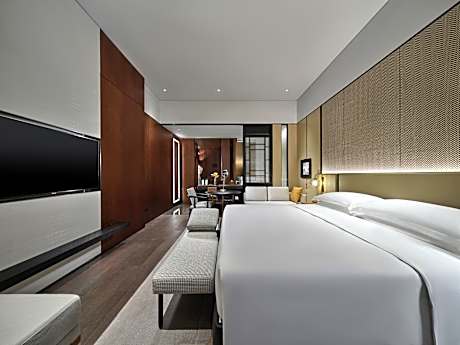 Classic King Room with City View