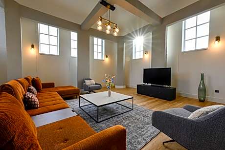 12A, Luxury & Unique, Cinema, Terrace, Stunning View, Central Location!