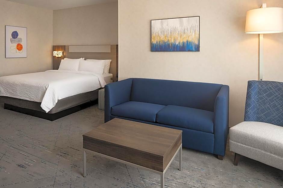 Holiday Inn Express & Suites Fresno Airport By IHG