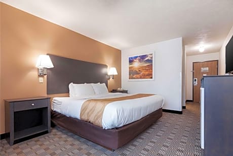 1 King Bed, Nonsmoking, Accessible