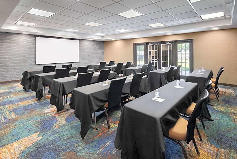 La Quinta Inn & Suites by Wyndham Greensboro