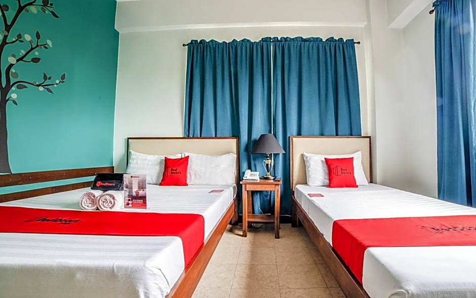 RedDoorz Plus near Rizal Junction