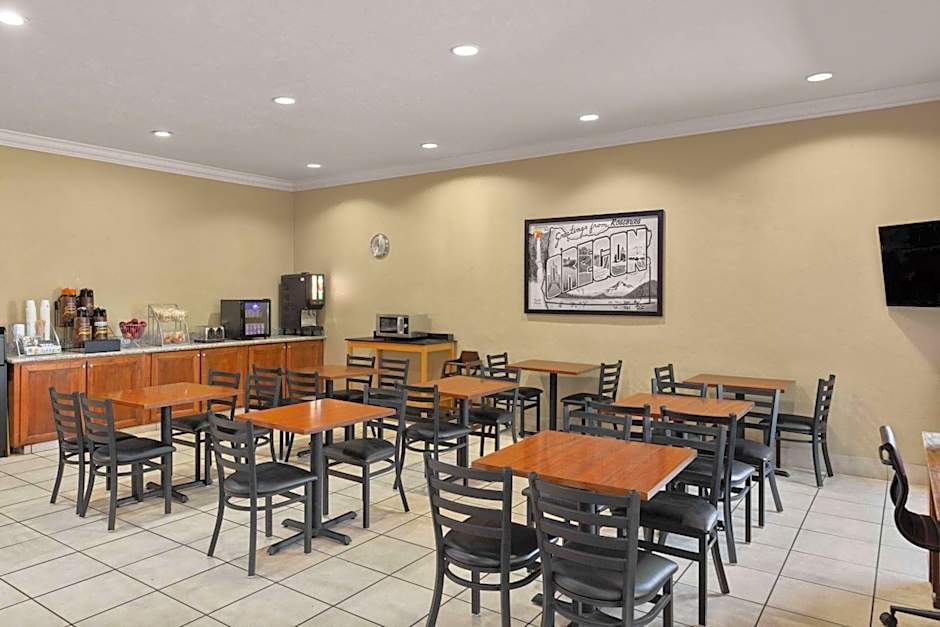 Super 8 by Wyndham Roseburg