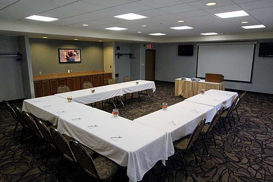 Expressway Suites Fargo