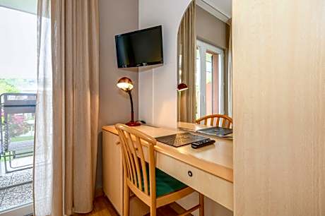 Standard Double Room with Extra Bed and Garden View