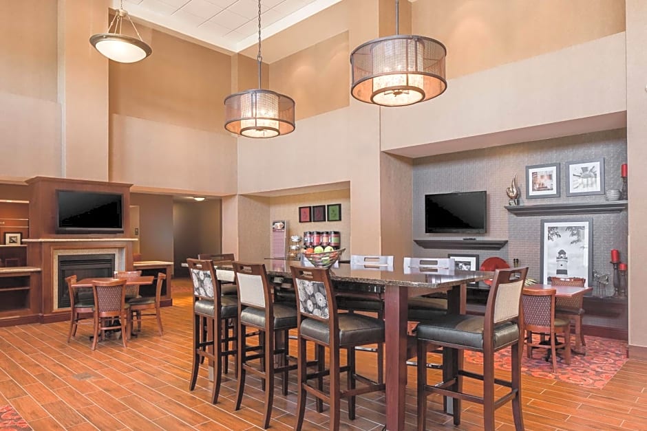 Hampton Inn By Hilton & Suites West Bend