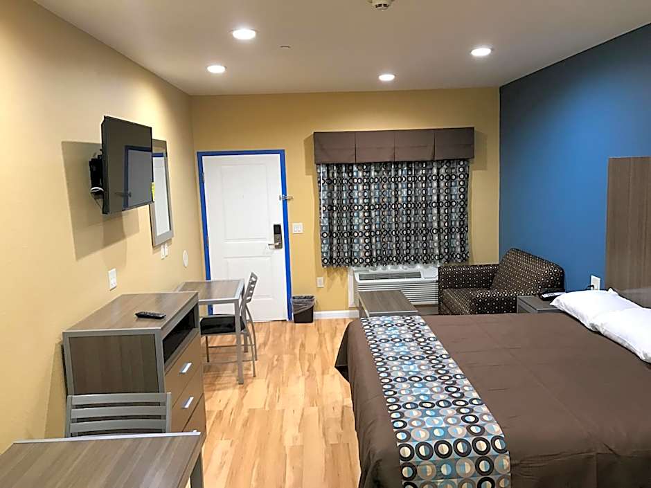 Deluxe Inn & Suites - Baytown