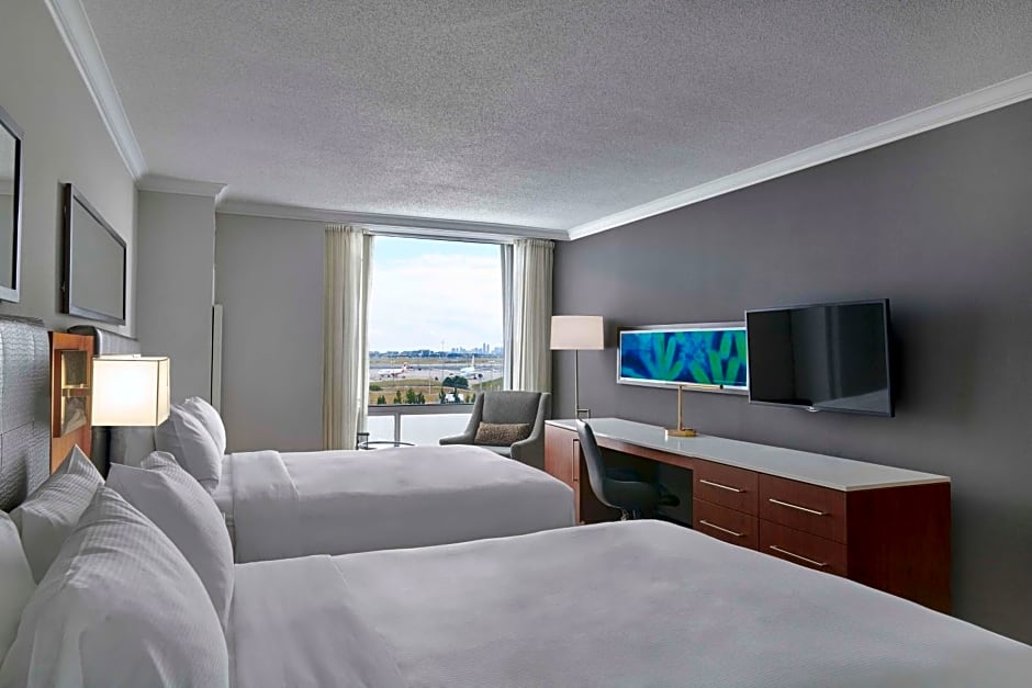Hilton Toronto Airport Hotel - Suites