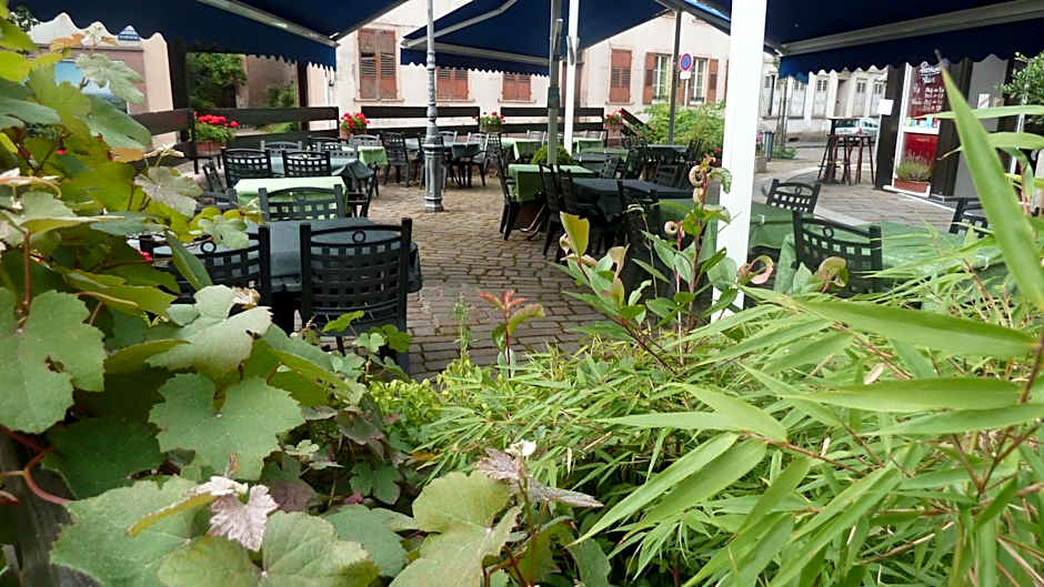 A la Maison Rouge Hotel & Restaurant