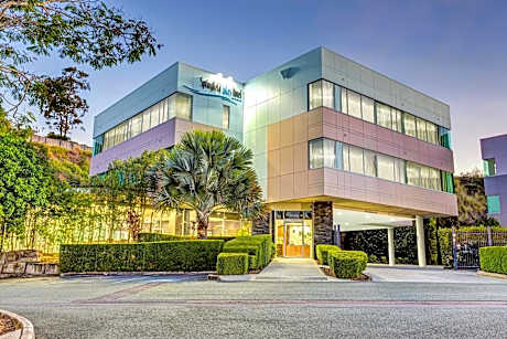 Springfield Lakes Hotel