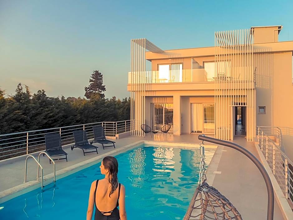 IO Luxury Pool & Hot Tub Suites