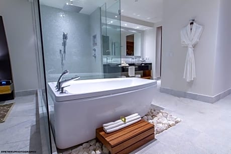 Deluxe Suite Ocean Front