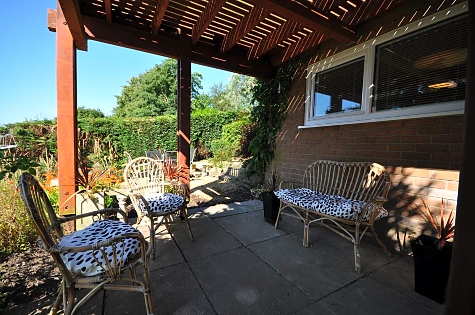 The Garden Apartment, Near Airport & City