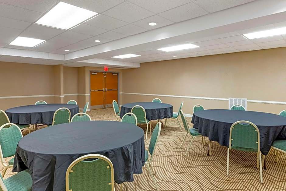Comfort Suites Inn At Ridgewood Farm