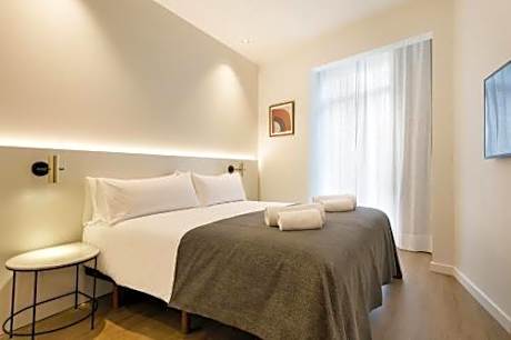 Vale Suite Modern 2-Bedroom with Balcony