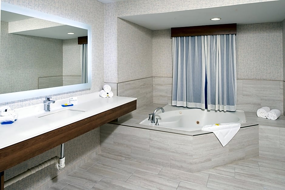 Holiday Inn Express & Suites Los Angeles Downtown West By IHG