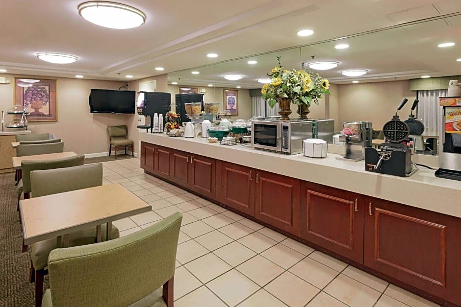 La Quinta Inn & Suites by Wyndham Warwick-Providence Airport