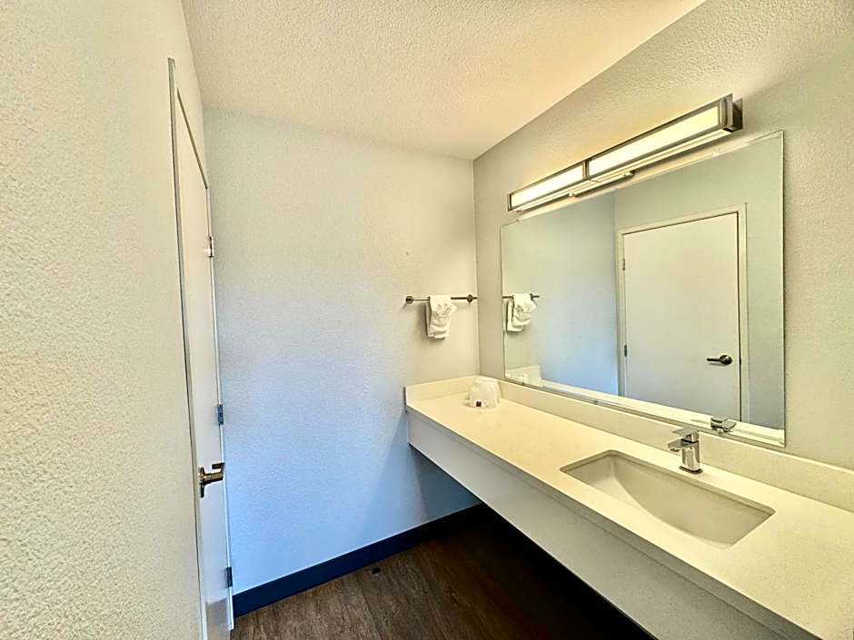 Motel 6-Bellflower, CA - Los Angeles