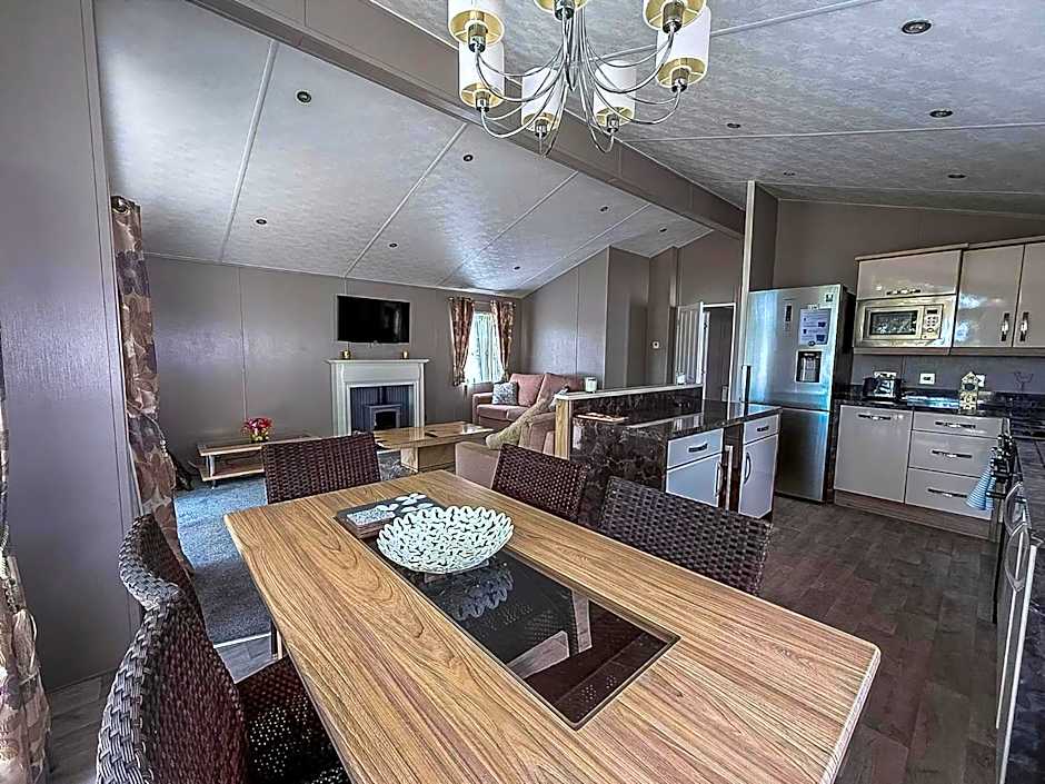 Stunning Lodge With Decking At Oaklands Holiday Park In Essex Ref 39017Rw