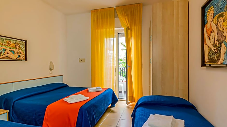 Hotel Plaza con piscina