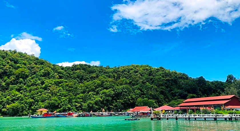 Penarak Bamboo Beach Motel