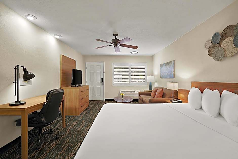 La Fuente Inn & Suites