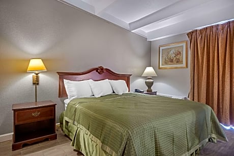1 King Bed Smoking
