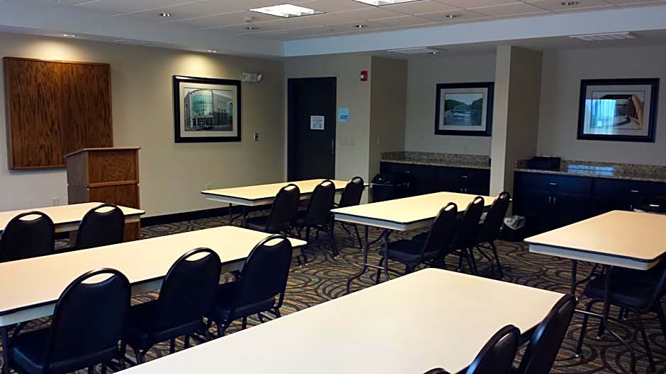 Holiday Inn Express & Suites Nevada By IHG