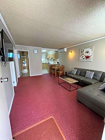 Blue Whale Motor Inn & Apartments