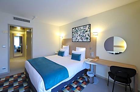 2 Adjacent Rooms (non-communicating)