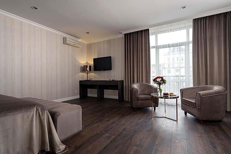 Greguar Hotel by UHM