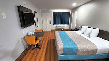 1 King Bed | Mobility Accessible RI Shower Nsmk