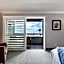 456 Embarcadero Inn & Suites