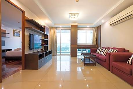 Adjoining Family Room